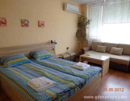 Квартира с видом на море в близости к Морскому парку, частни квартири в града Varna, България - спальня