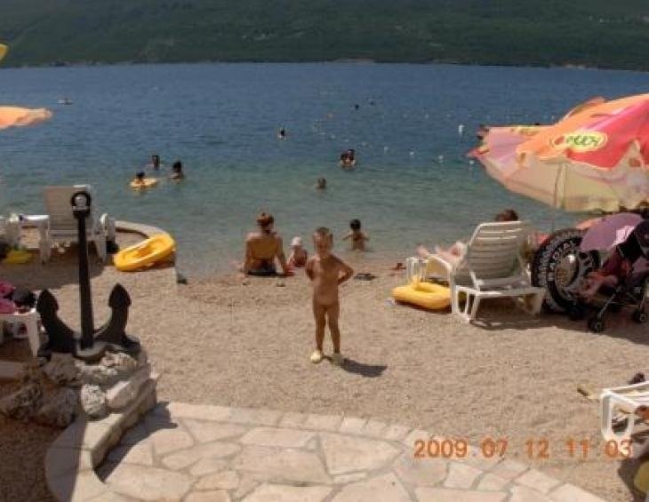 plaža ispod kuće