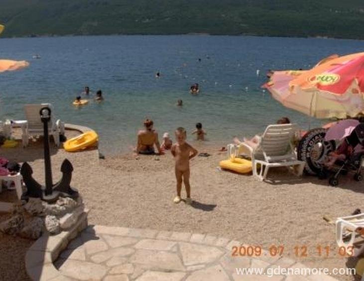 plaža ispod kuće