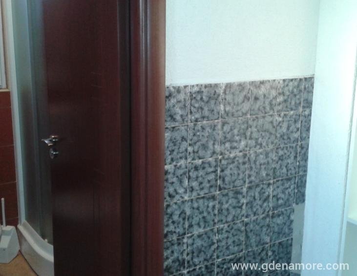 Hodnik i kupatilo apartmana 2a