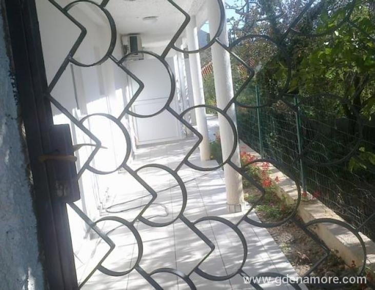 Ulaz za apartmane 1a, 1b i 1c