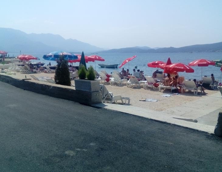 plaža ispod kuće