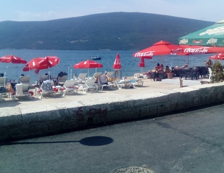 plaža ispod kuće