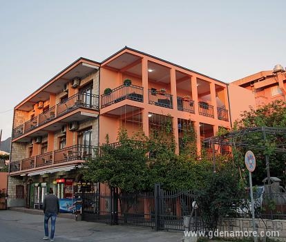 Appartamenti Radosavovic, alloggi privati a Šušanj, Montenegro