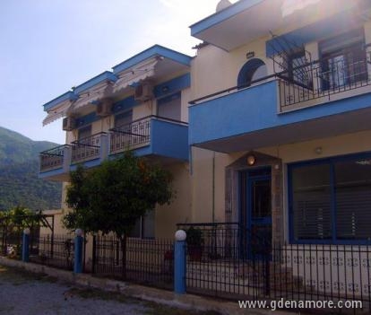 Ник Стаи, частни квартири в града Stavros, Гърция
