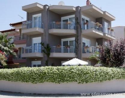 Apartamentos Eleni 4 Estaciones, alojamiento privado en Hanioti, Grecia - Nikana