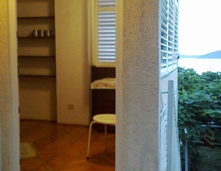 Zajednicki ulaz 2 apartmana na spratu kuće