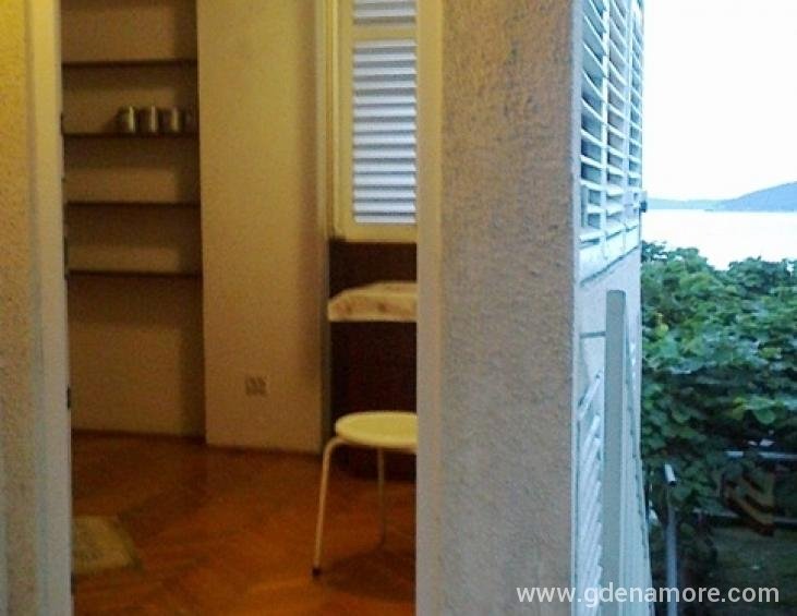 Zajednicki ulaz 2 apartmana na spratu kuće
