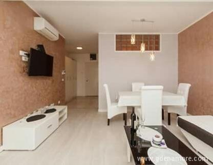Lux apartman, Magán szállás a községben Miločer, Montenegr&oacute; - 47283B6C-21B1-4544-B791-EA3F77647EE0