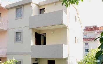 Апартаменти Куртович, частни квартири в града Petrovac, Черна Гора
