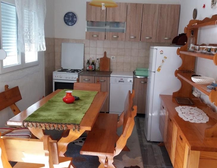 Kuhinja sa trp.veci apartman