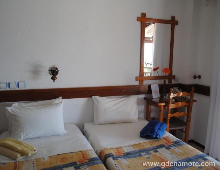 antonakis-pension-ouranoupolis-athos-3-bed-room-11