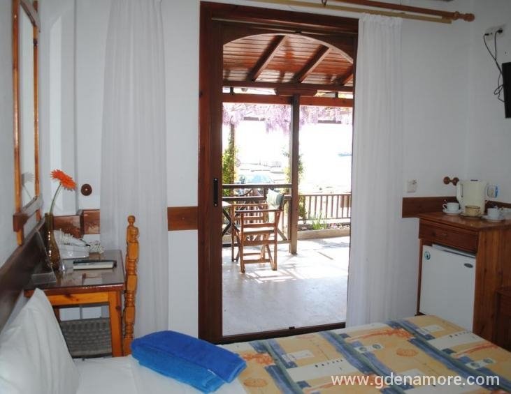 antonakis-pension-ouranoupolis-athos-3-bed-room-8