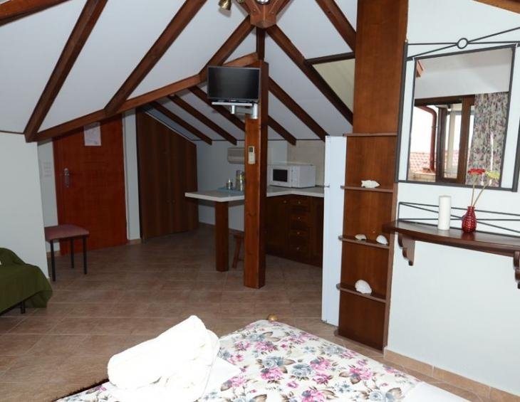 xenonas-nostos-rooms-ammouliani-athos-3-bed-studio