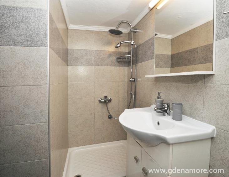 36-BATHROOM-1