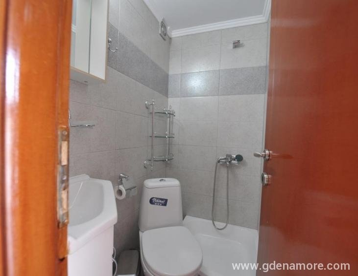 37-BATHROOM-2