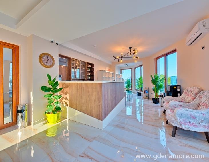 ADI_8869_HDR