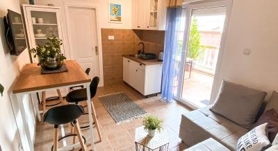 Apartamento de un dormitorio, a 1 min a pie del mar, con aparcamiento gratuito., alojamiento privado en Prčanj, Montenegro