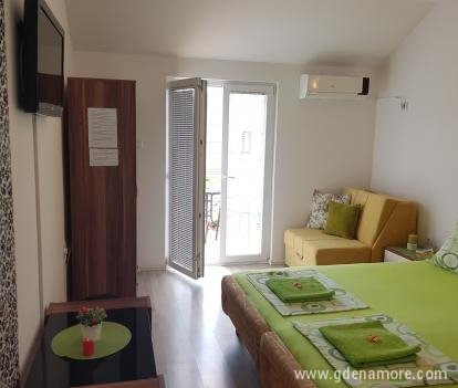 Апартаментни стаи GAMA, частни квартири в града Igalo, Черна Гора