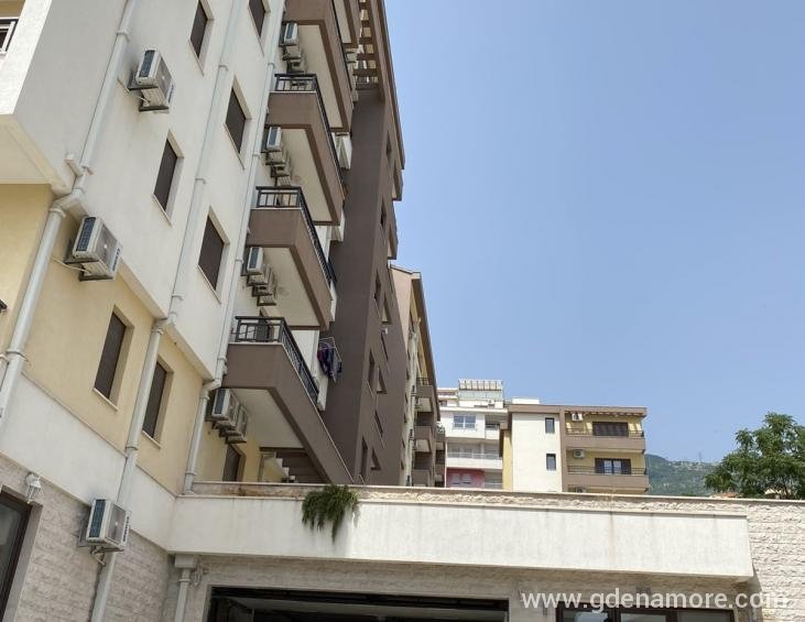 Stan Lazi, Budva