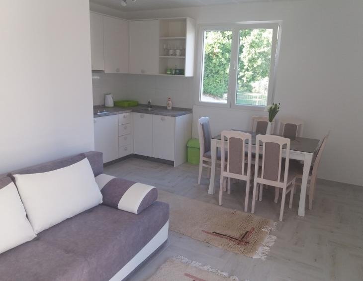 Dvosobni apartman (trpezarija)