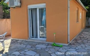 Izdajem novu sredjenu kucu 50m2, na 50m od mora, private accommodation in city Bijela, Montenegro