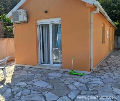 Izdajem novu sredjenu kucu 50m2, na 50m od mora, privat innkvartering i sted Bijela, Montenegro