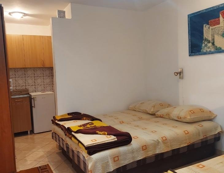 Trokrevetni studio apartman