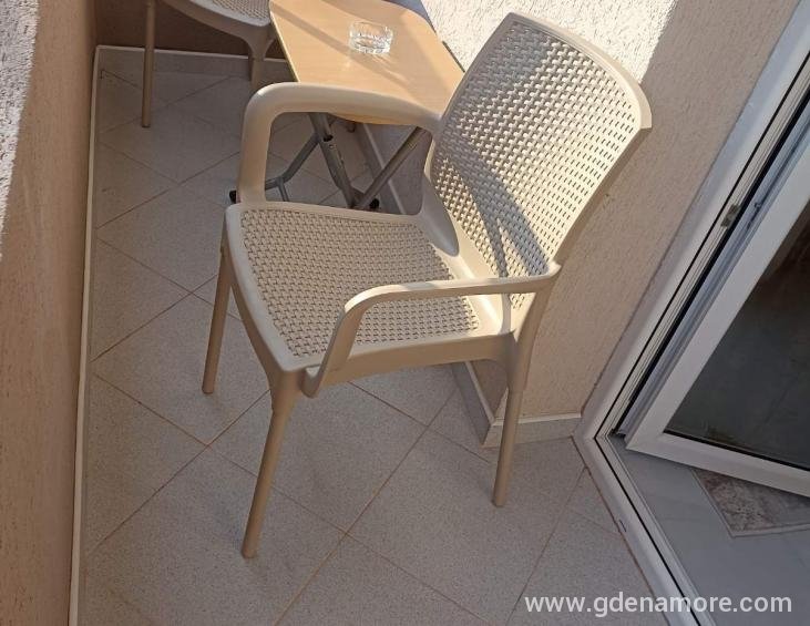 IMG-db8f0ebb4568697bd2c59b133dbbbcbd-V