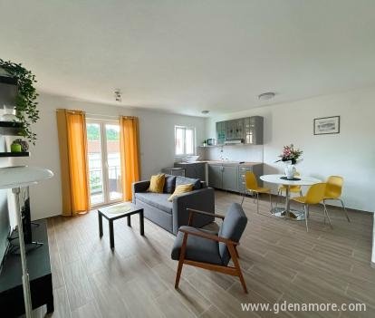 Andante žuti apartman, частни квартири в града Petrovac, Черна Гора