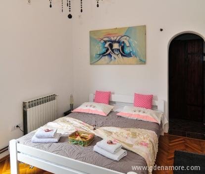 Едностаен апартамент, частни квартири в града Tivat, Черна Гора