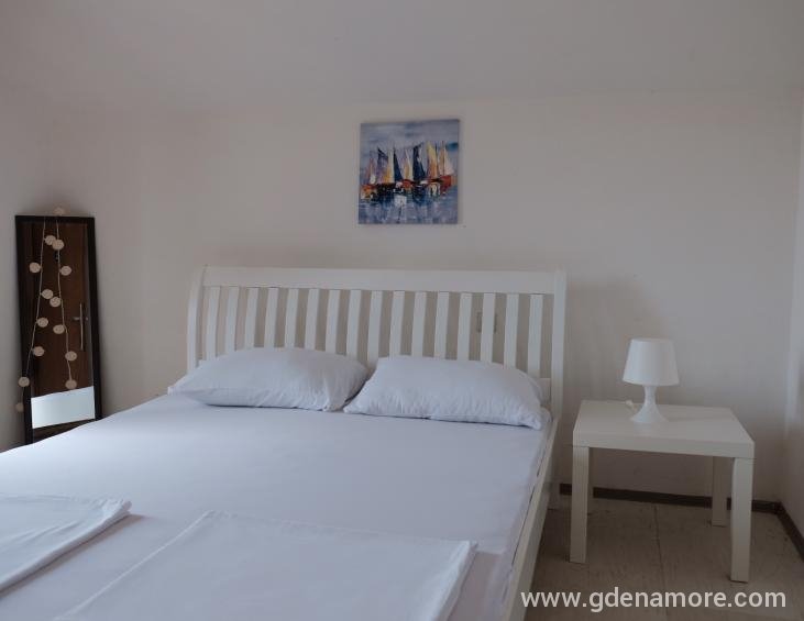 Queen bed size room