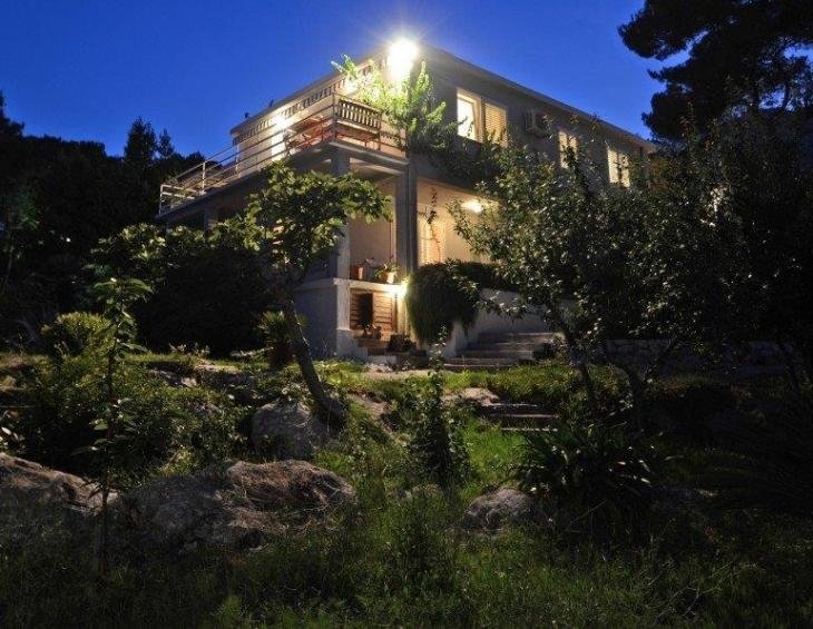 peljesac-orebic-villa-mery-house-night-13