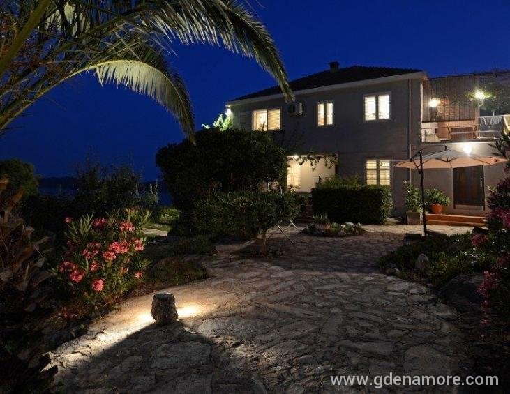 peljesac-orebic-villa-mery-house-night-16