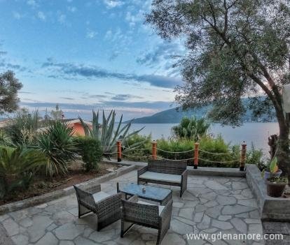 Sunny Skalini - Beachfront Retreat, на 20 м от морето, частни квартири в града Herceg Novi, Черна Гора