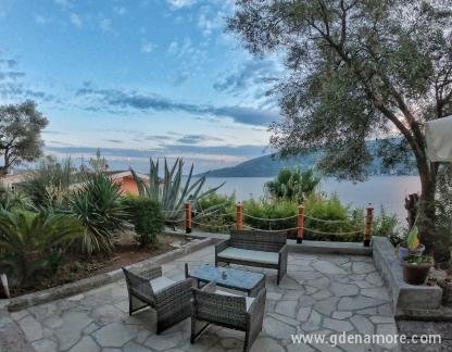 Sunny Skalini - Beachfront Retreat, на 20 м от морето, частни квартири в града Herceg Novi, Черна Гора - 20200918_002707-01