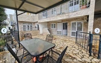 Izdajem stan u novoj zgradi u Bijeloj, частни квартири в града Bijela, Черна Гора