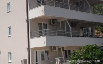 Appartamenti Vico 65, alloggi privati a Igalo, Montenegro