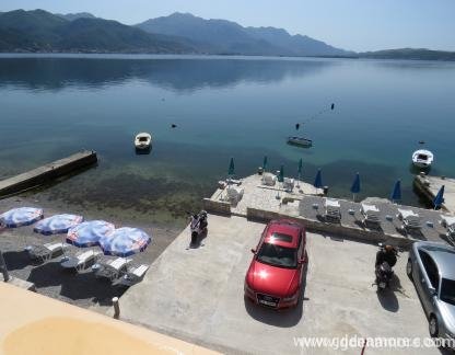Stan Apartman Mirela, alojamiento privado en Bijela, Montenegro - Parking plaža