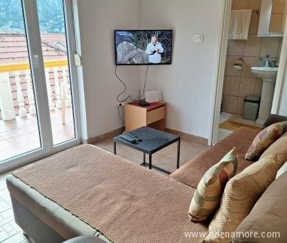 Wohnung Jankovic - 90m vom Meer entfernt, Privatunterkunft im Ort Prčanj, Montenegro