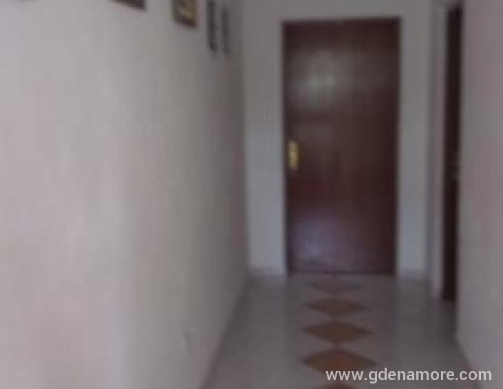 hodnik - ulazni za obava apartmana