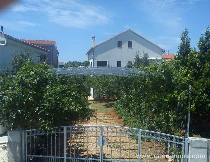 KUĆA pogled sa parkinga 