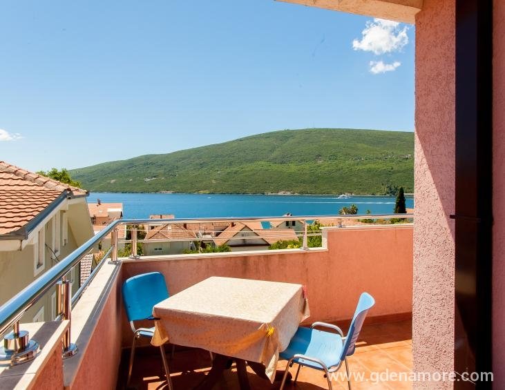 veliki balkon sa pogledom na more