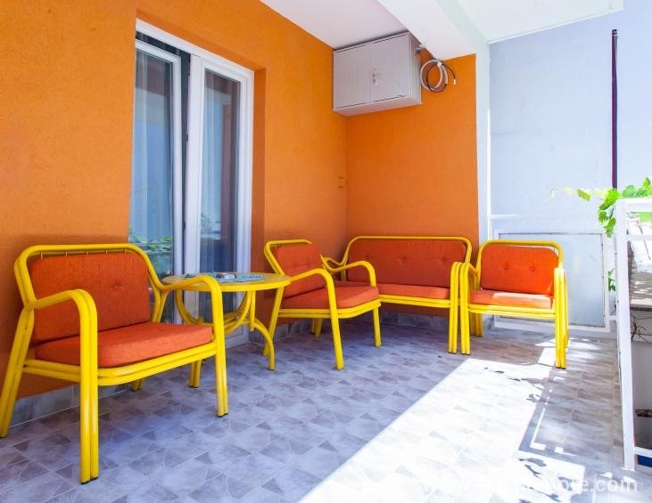 balkon i ulaz u apartman 1