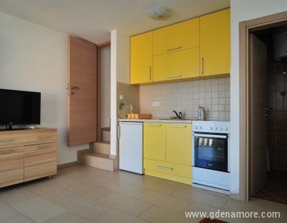 Apartamentos Ivosevic - Ploča, , alojamiento privado en Radovići, Montenegro - 014