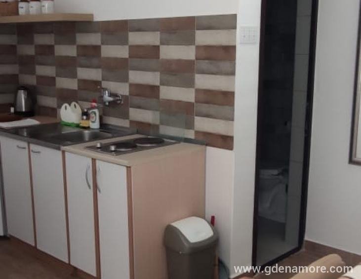 Pogled sofe ka kupatilu