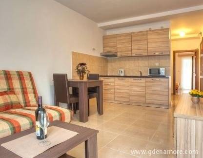 Къща за гости Маслина, Семеен апартамент с две отделни спални, частни квартири в града Petrovac, Черна Гора - 59C9EFAE-DFA3-4753-8A1D-928267335B07