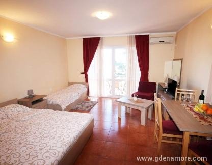 Apartman broj 7, , ενοικιαζόμενα δωμάτια στο μέρος Igalo, Montenegro - FB_IMG_1682010129211