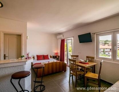 Studio apartmani,apartman sa odvojenom spavacom sobom, , private accommodation in city Igalo, Montenegro - FB_IMG_1676486280033