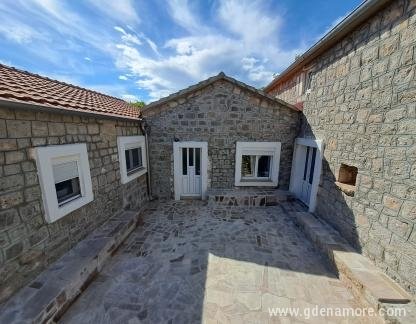 Апартаменти Лав, Стара каменна къща, частни квартири в града Luštica, Черна Гора - 20240511_155554